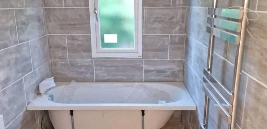 42×12 tri-axle 2 double bedrooms, 1 with built-in wardrobe. Open plan kitchen & living room, LPG Glow Worm boiler. Full bathroom with step up bath. Patio doors, one peak,