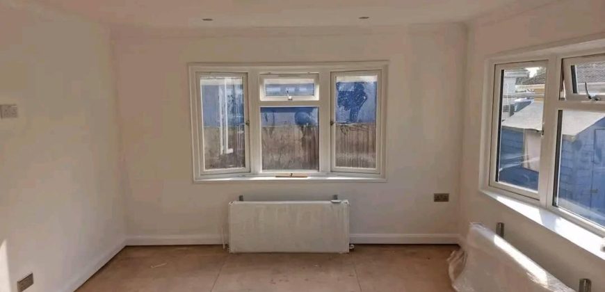 42×12 tri-axle 2 double bedrooms, 1 with built-in wardrobe. Open plan kitchen & living room, LPG Glow Worm boiler. Full bathroom with step up bath. Patio doors, one peak,