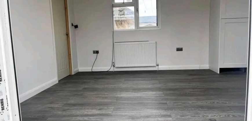 42×12 tri-axle 2 double bedrooms, 1 with built-in wardrobe. Open plan kitchen & living room, LPG Glow Worm boiler. Full bathroom with step up bath. Patio doors, one peak,